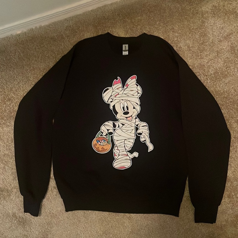 Black sweater with Minnie Mouse mummy size Small
